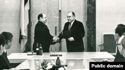 Мөхәммәт Сабиров (с) һәм Виктор Черномырдин килешү имзалый