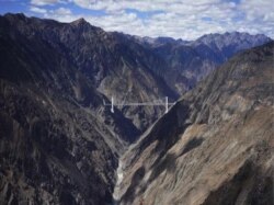 Тибеттин байтакты Лхазага кеткен темир жол.