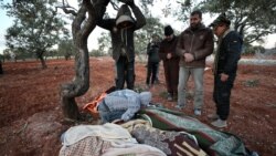 Жакын туугандары Асаддын күчтөрүнүн аба соккуларынан каза тапканын айткан сириялыктар, Идлиб, 2-февраль 2020-жыл.