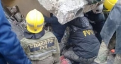 Ўзбекистон Фавқулодда вазиятлар вазирлиги ходимлари қурбонлар ва ярадорларни портлаш содир бўлган кўп хонадонли уй вайроналари остидан чиқармоқда.