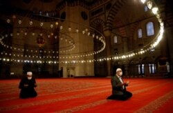 Священнослужители молятся в пустой стамбульской мечети во время карантина