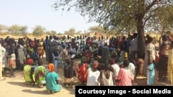 Военные наблюдатели и полицейские ООН в лагере беженцев.