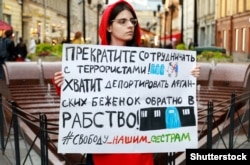 Один із низки одиночних пікетів за права афганських жінок. Російський Петербург, 23 серпня 2021 року