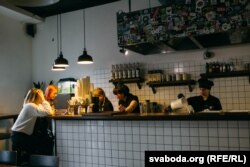 Кавярня ў Менску на вуліцы Зыбіцкай, архіўнае фота