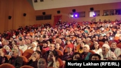 Зрители айтыса. Алматы, 6 февраля 2017 года.