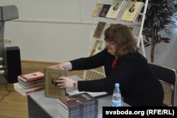 Аўтарка таксама прымае падарункі