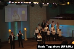 Алматыдағы "Новая жизнь" шіркеуіндегі құлшылық кезінде ән айтып тұрған адамдар. Алматы, 28 қаңтар 2013 жыл. (Көрнекі сурет)