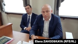 Депутат Валерий Агрба и представитель ЦИК Дмитрий Шамба (справа)