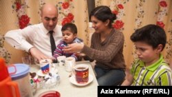 Семья азербайджанской журналистки Рои Рафиевой. Баку, 5 марта 2013 года.Семья азербайджанской журналистки Рои Рафиевой. Баку, 5 марта 2013 года.Семья азербайджанской журналистки Рои Рафиевой. Баку, 5 марта 2013 года.Семья азербайджанской журналистки Рои Рафиевой. Баку, 5 марта 2013 года.