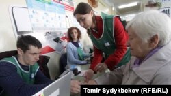 Президенттик шайлоо учурунда тартылган сүрөт. Ош, 15-октябрь, 2017-жыл.