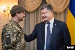 Президент України Петро Порошенко вітає Андрія Гречанова із звільненням з полону, 1 грудня 2015 року