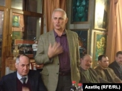 Ринат Мөхәммәдиев чыгыш ясый, сулда - Фарис Харисов