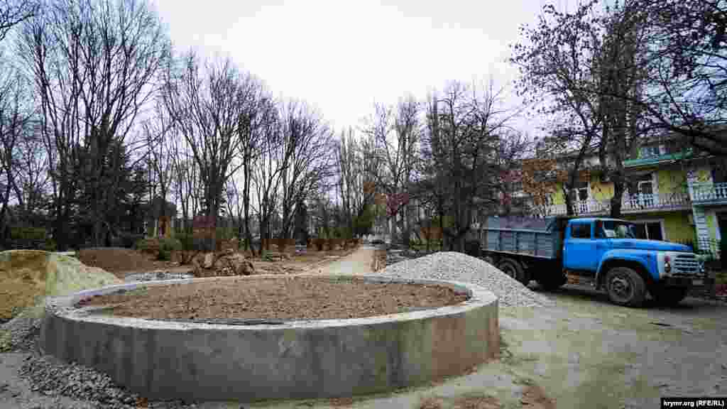 Роботи зі створення фонтану на стадії бетонування