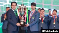 Акс аз маросими тақдими ҷоизаҳо ба беҳтаринҳои футболи Тоҷикистон дар соли 2014