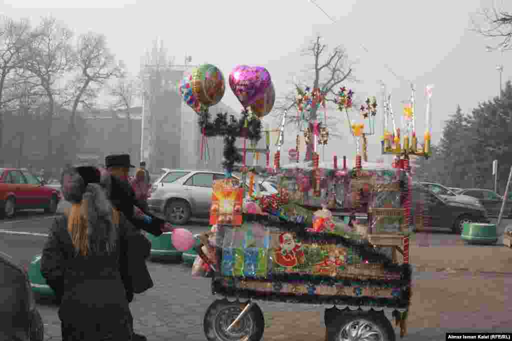 Раньше шарманщики ходили по дворам, а теперь такие яркие телеги с шариками..