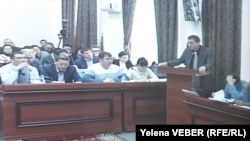 На трибуне выступает свидетель Александр Забиров. Фото из зала суда по делу бывшего премьер-министра Казахстана Серика Ахметова. Караганда, 4 ноября 2015 года.    