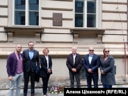 Нашчадкі Вайцяхоўскага пасьля ўскладаньня кветак ля дошкі на доме пад адрасам Konviktská 3 у Празе. Зьлева направа: праўнук Марк Вайцяхоўскі, стрыечны праўнук Сяргей Цілі, унучка Гэлен Згагоўскі, унук Сяргей Вайцяхоўскі, праўнук Майкл Вайцяхоўскі з жонкай Сарай