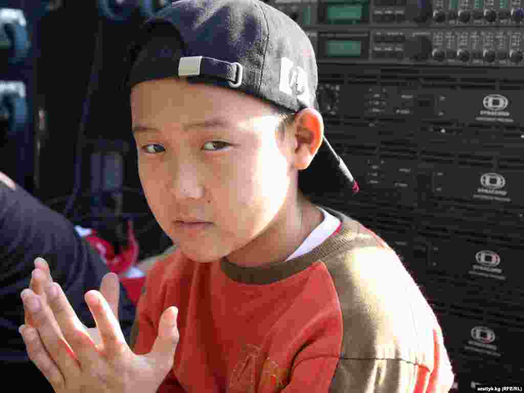 Глава государства Атамбаев поздравил верующих с началом месяца Рамадан