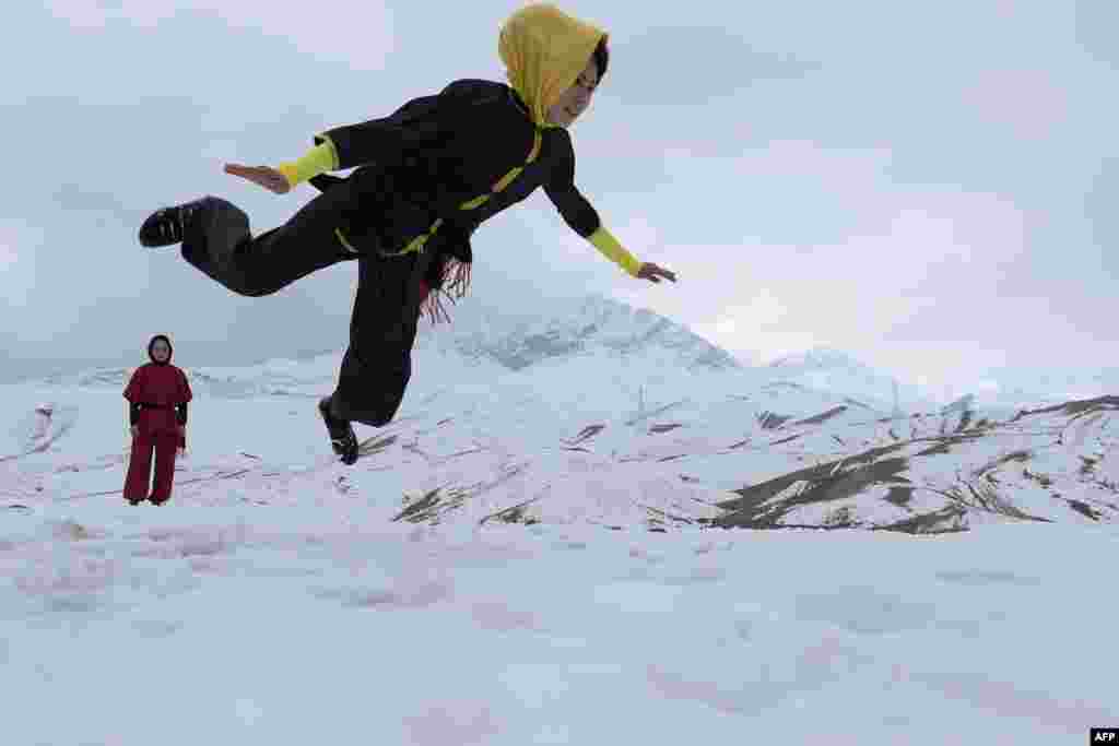 Bu ýerde ylaýta-da öz halaşýan adamy bilen durmuş gurmaga synanyşýan, öz ene-atasynyň saýlap alan adamyna durmuşa çykmaga garşy bolan zenanlar öz maşgala agzalary tarapyndan öldürilýär. 