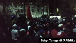 Митингующие у здания ГКНБ, 6 октября 2020 г.