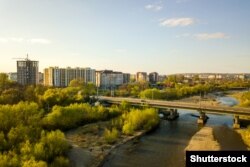 Попри розвиток інфраструктури міста, в деяких активістів викликають питання забудови та приватизація комунального майна