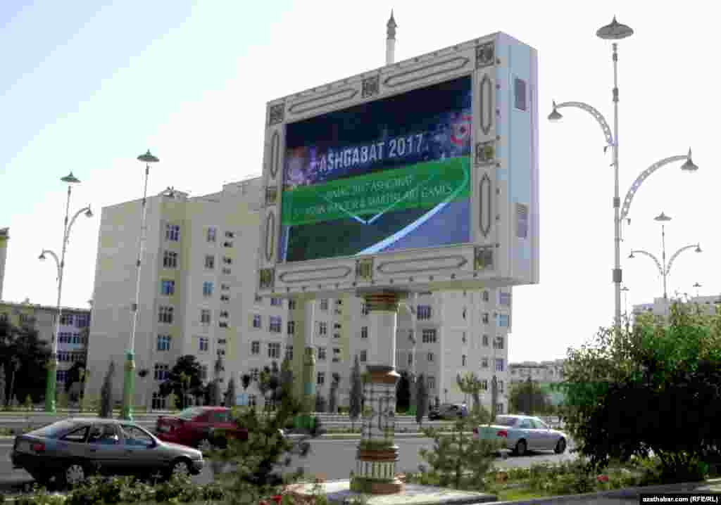Paýtagt Aşgabadyň köçelerinde &#39;Aziada - 2017&#39; oýunlaryny reklamirleyän tablolar