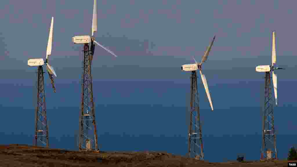 Поруч розташовані вітряки. Дістатися сюди нелегко: дорога &ndash; довга і крута. Шляхів є два: один &ndash; з боку Судака, інший &ndash; з боку селища Прибережне. І в тому, і в іншому випадку доведеться попітніти &ndash; машина сюди проїхати зможе, а от пішому туристу доведеться складніше. &nbsp; Більше фотографій з мису Меганом &ndash; у фотогалереї