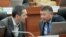 Омурбек Бабанов и Канат Исаев на заседании Жогорку Кенеша, 9 ноября 2016 г.