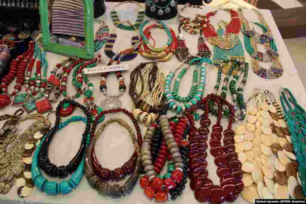 Сөөктөн жана таштан жасалган мончоктор.&nbsp;