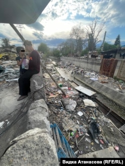 Мария Дачева говори с едно от децата, 22 април 2025 г.