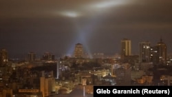 Абадан коргонуучу каражаттар баш калаа Киевди бутага алган дрондордун мизин кайтарууга даяр. 13-январь, 2025-жыл.