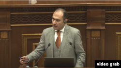 Еврошаркетке кошулуу боюнча демилге тобунун өкүлү Артак Зейналян парламенттеги талкуу маалында. Ереван. 11-февраль, 2025-жыл 