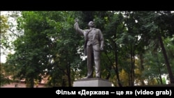 Пам’ятник В. Чорноволу у Львові. Стоп-кадр із фільму «Держава – це я»