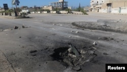 Кратер від авіаудару під час якого, за словами правозахисників, була застосована хімічна зброя, Хан-Шейхун, провінція Ідліб, Сирія, 4 квітня 2017 року