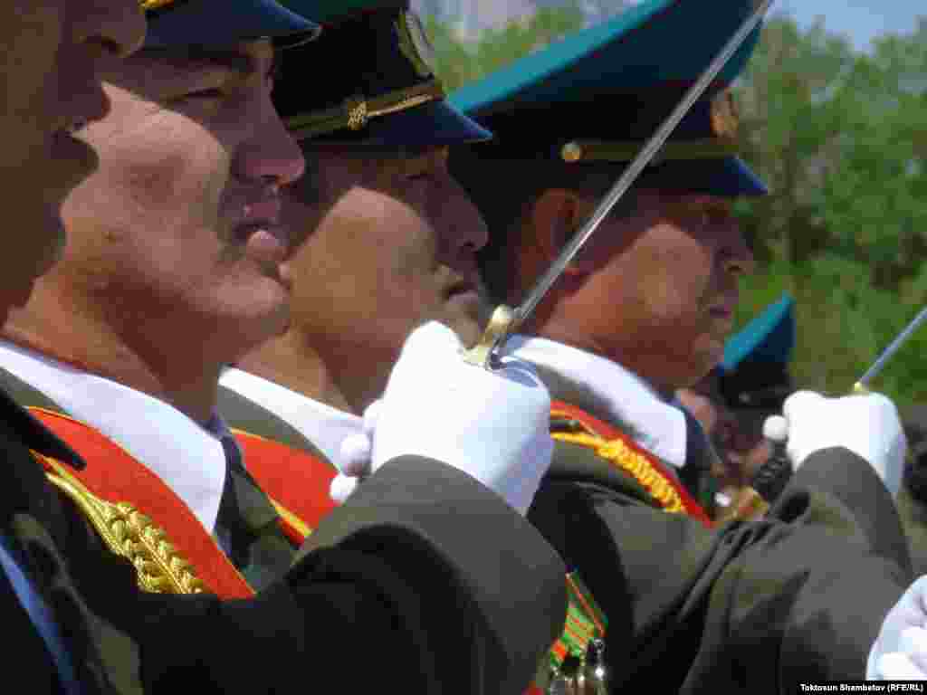 Салтанатка жергиликтүү бийлик өкүлдөрү катышып, бүгүнкү 28-май чек ара аскерлеринин кесиптик майрамына карата алдыңкы аскер кызматкерлерине мактоо баракчалары тапшырылды.