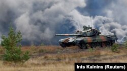 НАТОго мүчө он бир мамлекеттин күчтөрү катышкан Латвиядагы машыгуу, Адази, 29-октябрь 2017-жыл.  