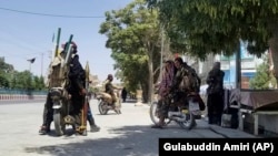 Ооганстан. Талибан кыймылынын жоочулары Кабулдан анча алыс эмес Газни шаарынын көчөлөрүндө. 