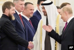 Очільник Росії Володимир Путін і президент Об'єднаних Арабських Еміратів шейх Мухаммед бен Заїд Аль Нахайян та глава Чечні Рамзан Кадиров (ліворуч). Москва, Кремль, 7 серпня 2025 року