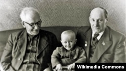 Янка Маўр, Якуб Колас з унукам Сяргеем