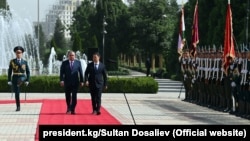 Кыргызстандын президенти Садыр Жапаров менен Тажикстандын президенти Эмомали Рахмон. 29.06.2021
