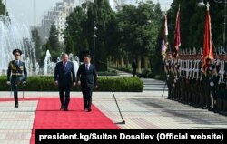 Эмомали Рахмондун Садыр Жапаровду тосуп алуу учуру. 29-июнь, 2021-жыл.