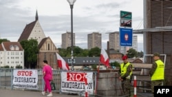 Плякаты з надпісамі «Спыніць іміграцыю» і «Не! іміграцыі» на польска-нямецкай мяжы ў Слубіцах на захадзе Польшчы, недалёка ад нямецкага Франкфурту-на-Одэры, 7 ліпеня 2025 году