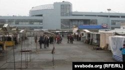 Цэнтральны рынак у Гомелі. Прадпрымальнікі абмяркоўваюць апошнія навіны