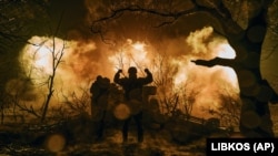 Українські військові-артилеристи ведуть вогонь по позиціях росіян поблизу Бахмута Донецької області, 20 листопада 2022 року