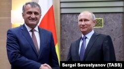 Түштүк Осетиянын башчысы Анатолий Бибилов жана орус президенти Владимир Путин.
