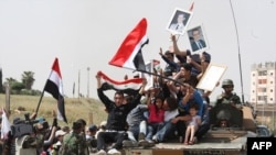 Сырыя: прыхільнікі прэзыдэнта Сырыі Башара Асада сьвяткуюць у горадзе Дэраа пасьля яго "зачысткі" ўрадавымі войскамі