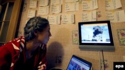 Жанчына глядзіць тэлерэпартаж пра ўдзел Расеі ў сырыйскім канфлікце. Ілюстрацыйнае фота
