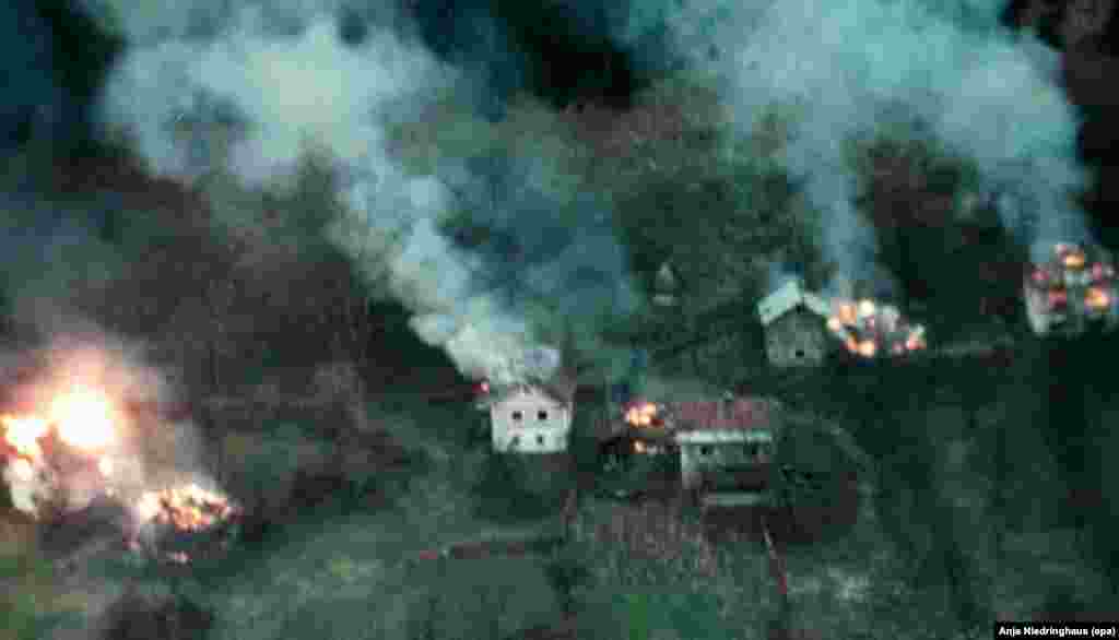 Горящие дома на окраине городка Мрконич-Град в Боснии, январь 1996 года. Войска боснийских хорватов отбили город у сербов. &nbsp;