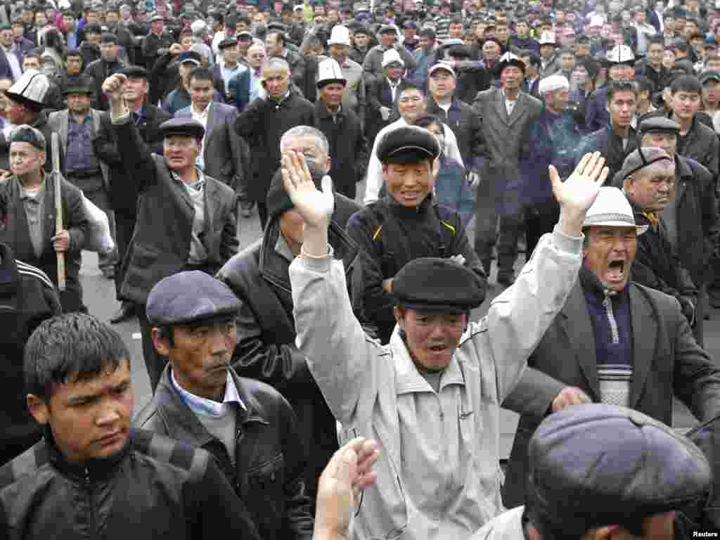 Сторонники Временного правительства празднуют победу над сторонниками Бакиева на митинге в Оше, 15 апреля 2010 года. 