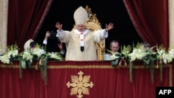 Папа римский Бенедикт XVI во время речи "Urbi et Orbi", Ватикан, 8 апреля 2012